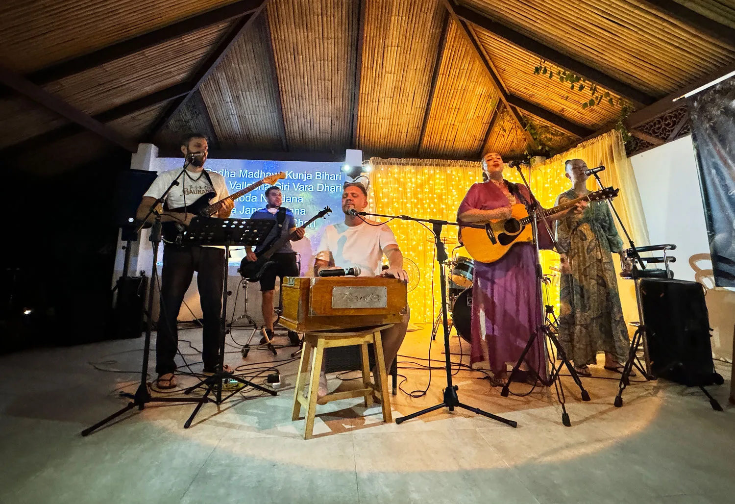 Сатва-клуб вечером